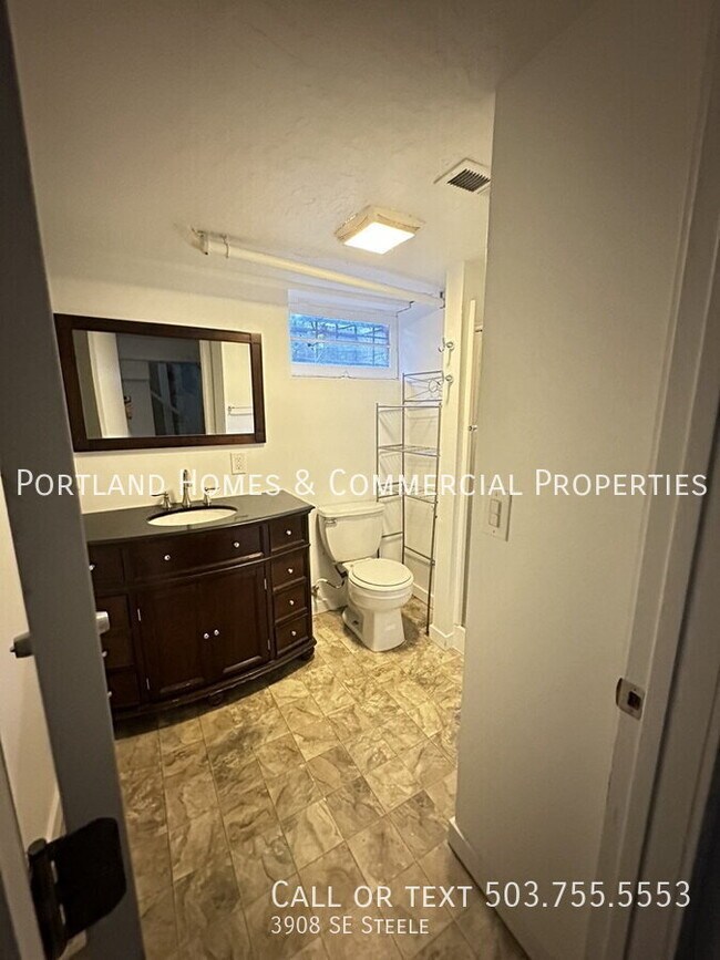 Building Photo - 3908 SE Steele-