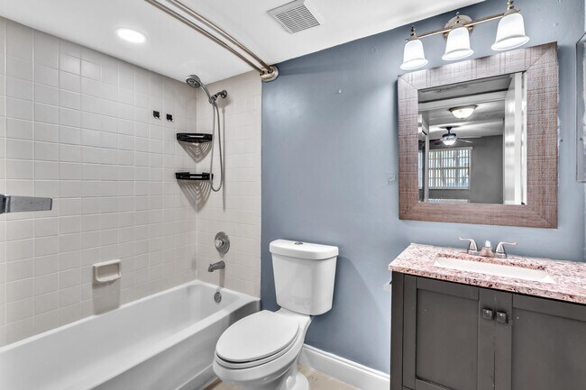 Building Photo - 2803 N Oakland Forest Dr