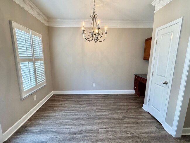 Building Photo - 3 Bed, 2.5 Bath Townhome w/ 2 Car Garage