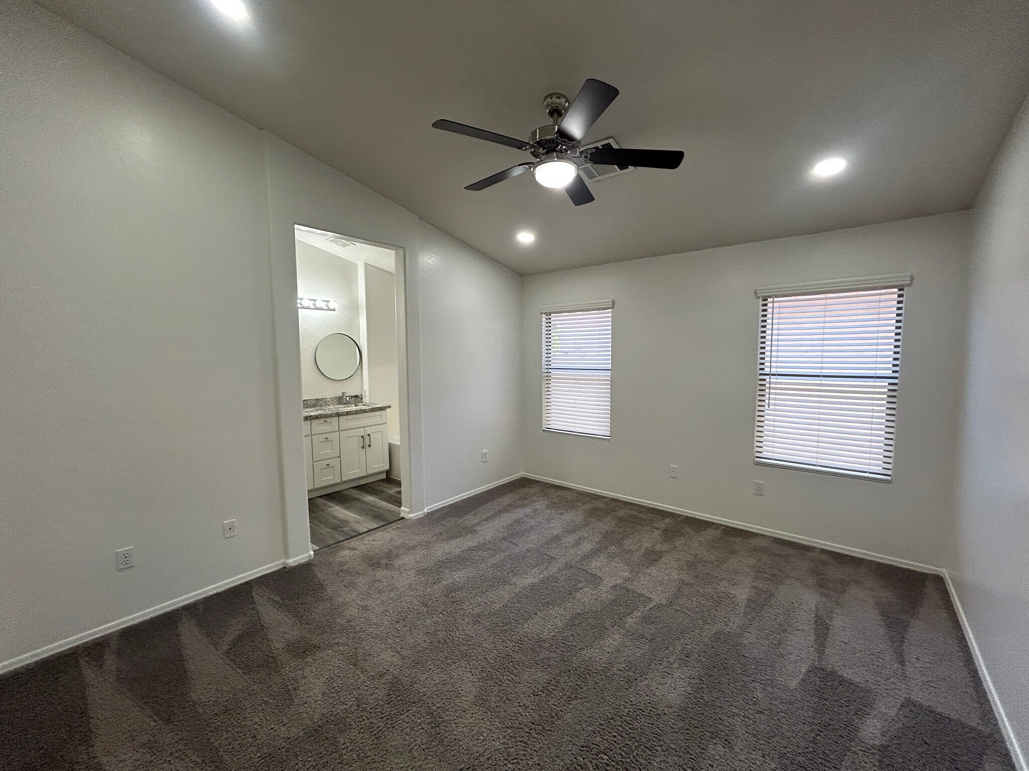 Building Photo - 1121 E Monona Dr