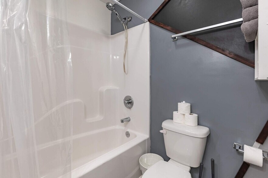 Building Photo - 3203 Sutherland Ave