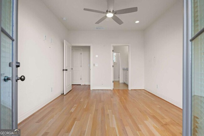 Building Photo - 689 Fraser St SE