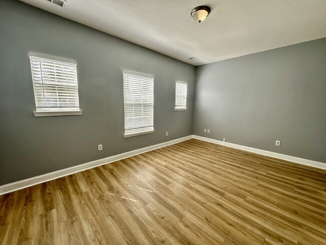Building Photo - Studio Apartment in Downtown Bluffton Vill...
