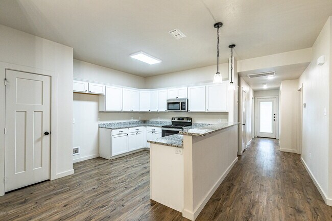 Building Photo - Half off first full month's rent! Zero Dep...