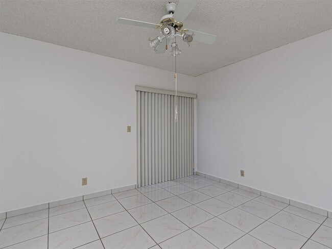 Building Photo - 556 Woodgate Cir