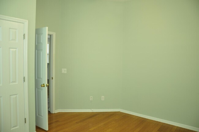 Building Photo - 607 Nadina Pl