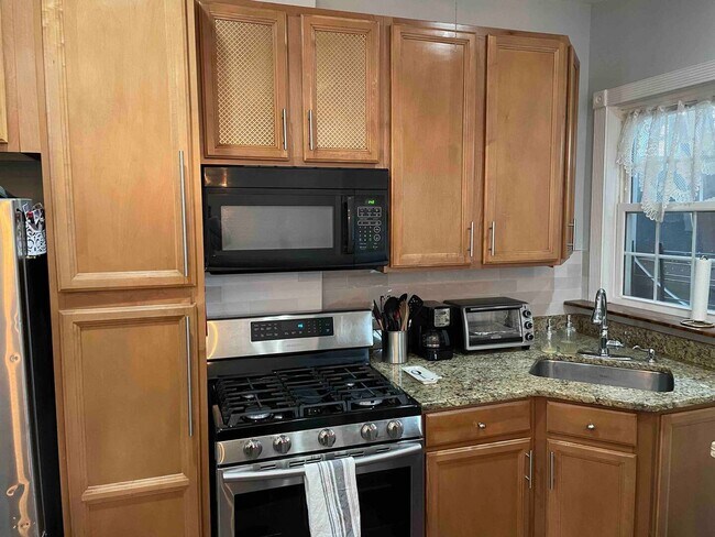 Building Photo - 15 Bond St