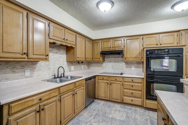 Building Photo - Amazing 4 Bedroom 2, Bath Home in Desirabl...
