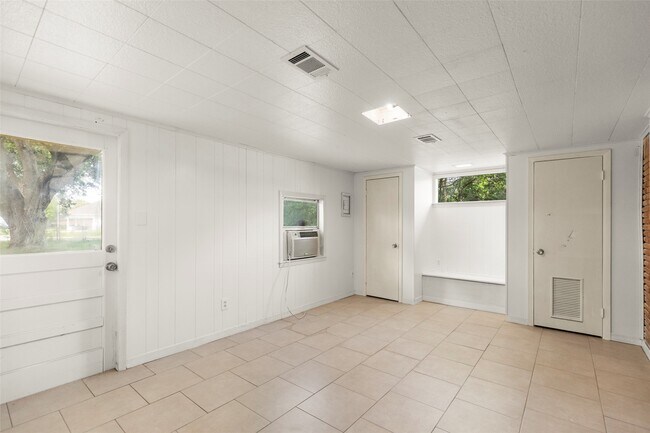 Building Photo - 2015 Wycliffe Dr