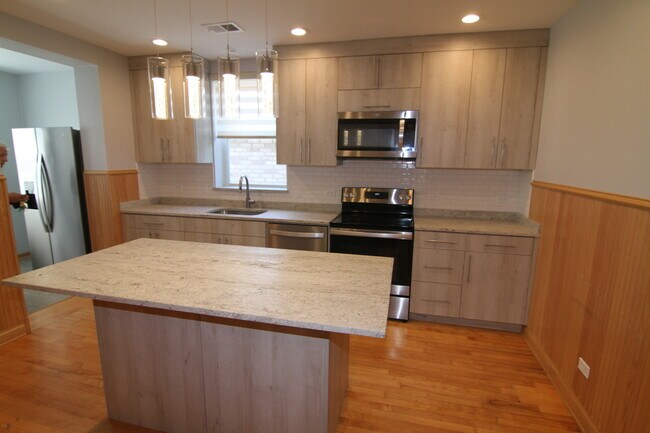 Building Photo - 3049 N Davlin Ct