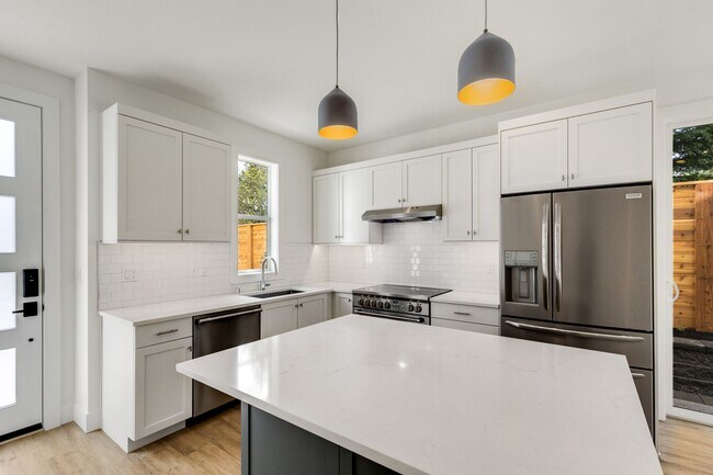 Building Photo - 1541 3rd St