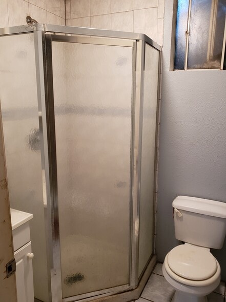 Clean bath area - 4966 Twining St