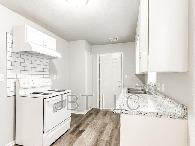 Building Photo - 314 W Peach St