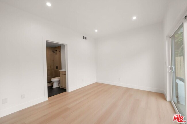 Building Photo - 913 N Hobart Blvd