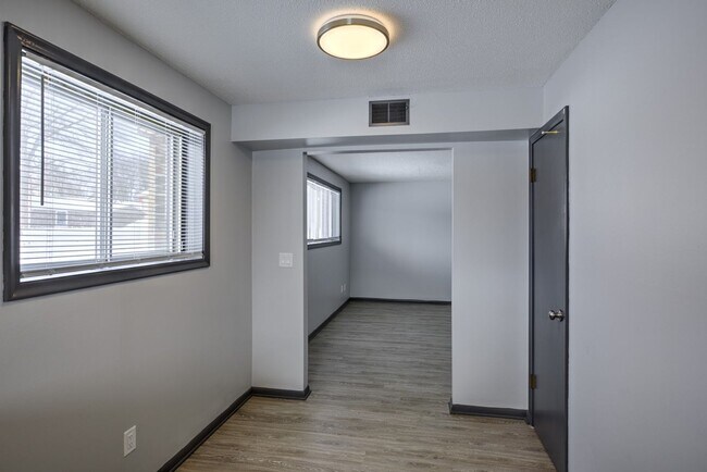 Building Photo - 121st and Dodge Expressway - freshly remod...