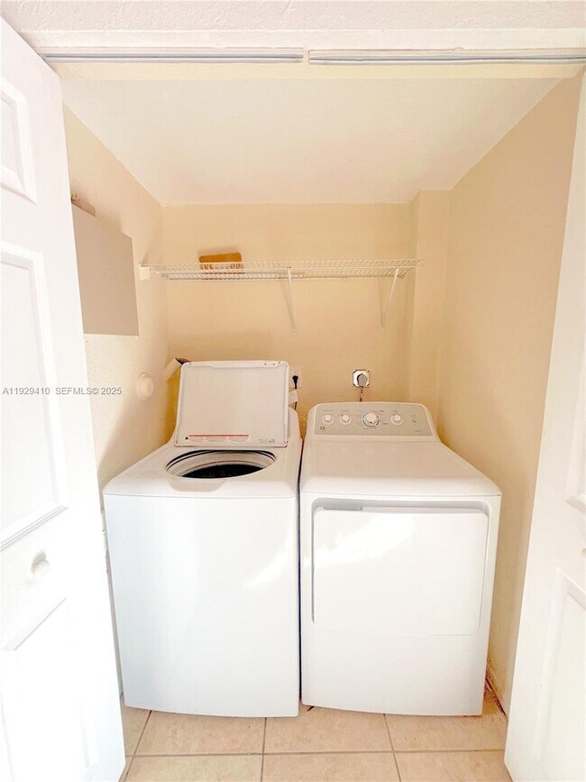 Building Photo - 220 E 4th St