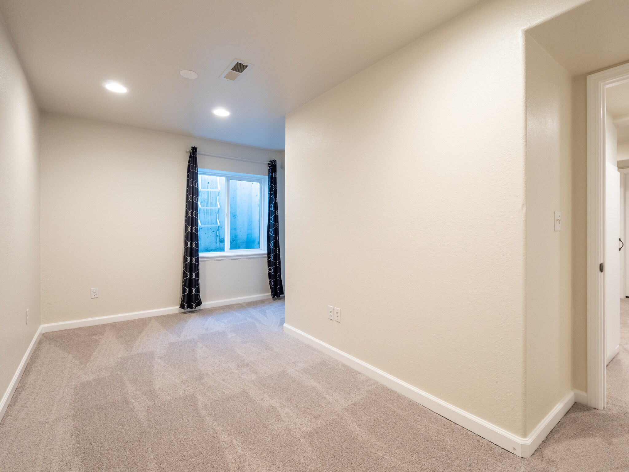 Building Photo - 5162 Cinquefoil Ln
