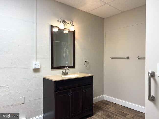 Building Photo - 100 S Front St