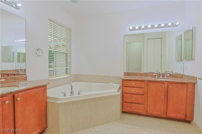 Building Photo - 10391 Carolina Willow Dr