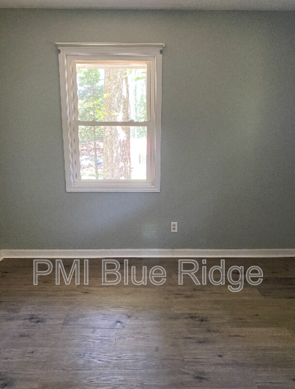 Building Photo - 325 Comet Dr