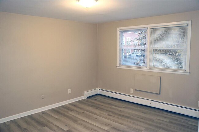 Building Photo - 50 Carnation St