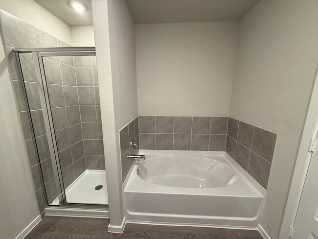 Building Photo - 2027 Summer Night Dr