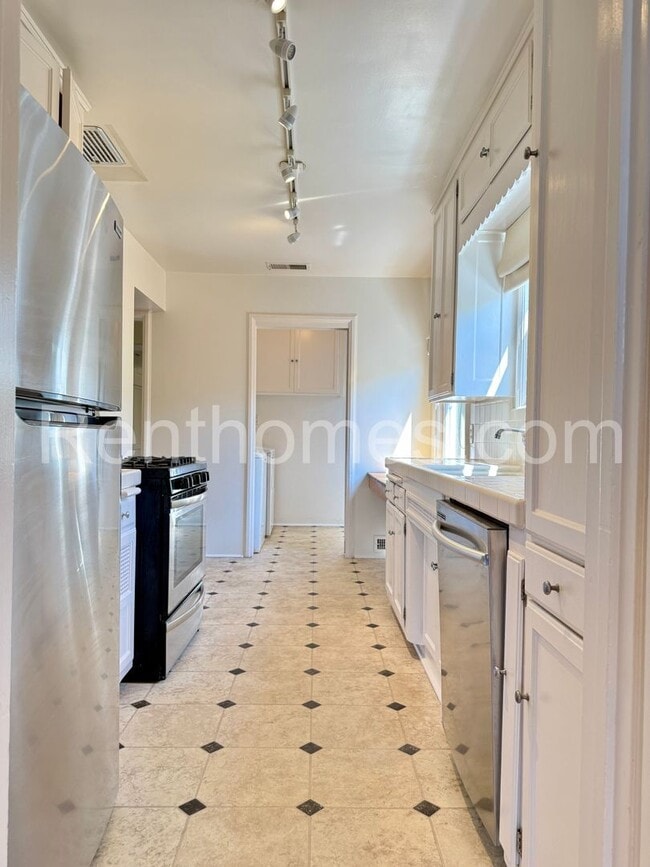 Building Photo - 2676 Narcissus Dr