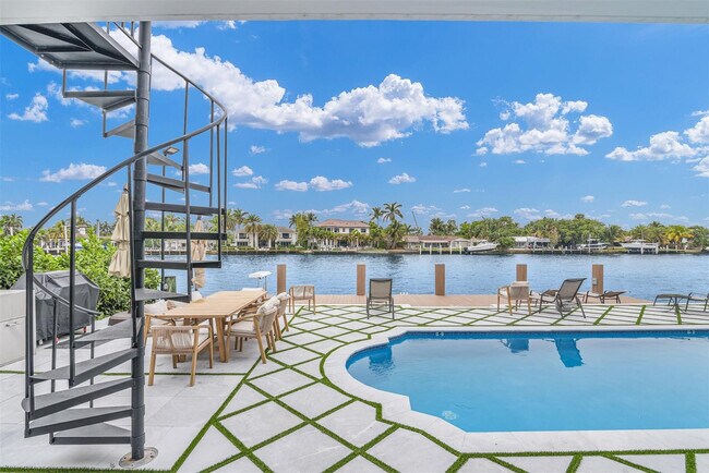 Building Photo - 319 S Riverside Dr