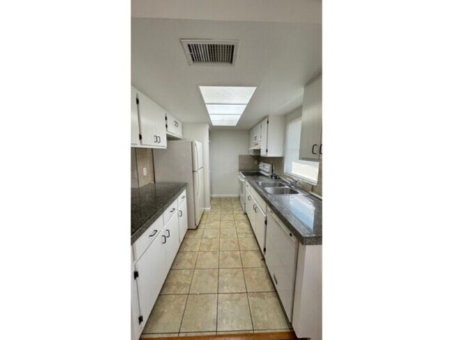 Building Photo - 2 Bedroom 2 bath Apartment- Convenient SW Cape Coral location!