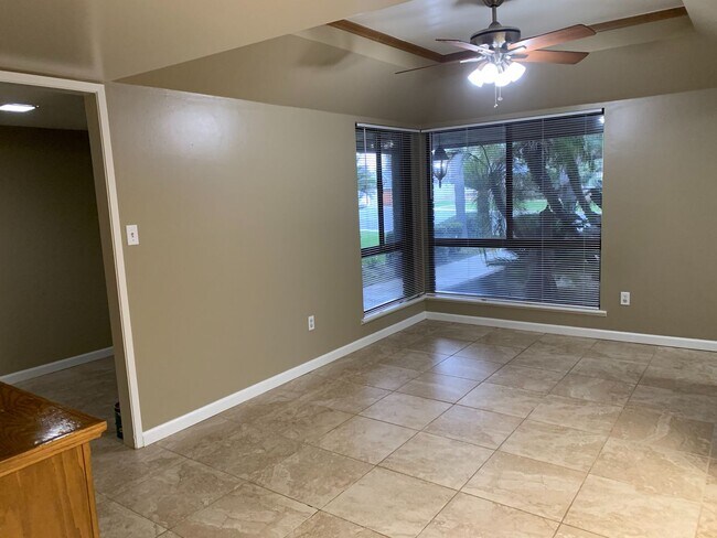 Building Photo - NW Bakersfield home with a pool!