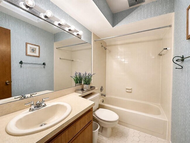 Building Photo - 1455 King Ct