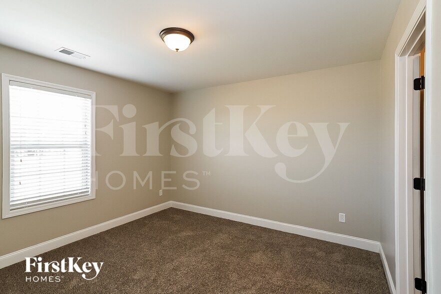 Building Photo - 2002 Azalea Ct