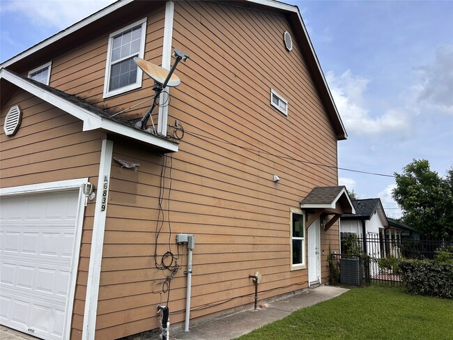 Building Photo - 6839 Larkstone St