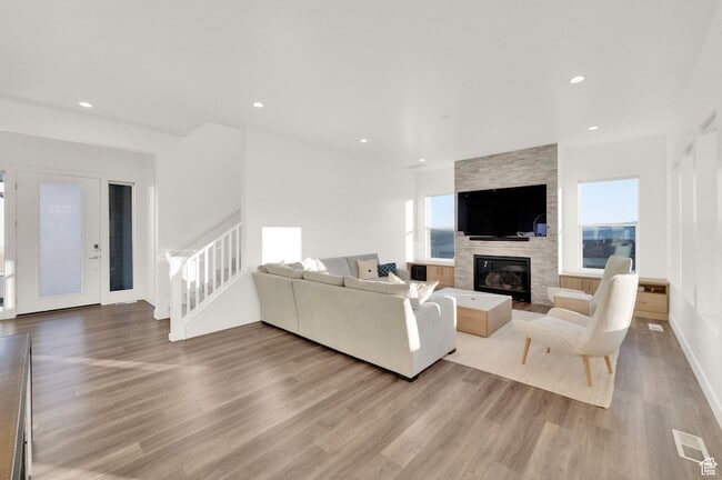 Building Photo - 1722 Oakridge Cir
