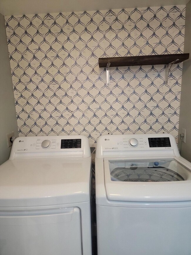 Building Photo - 727 7th Way