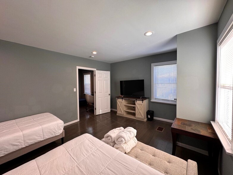 Building Photo - 60 Cedar St