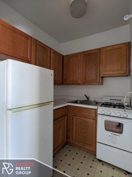 Building Photo - 711 W Belmont Ave