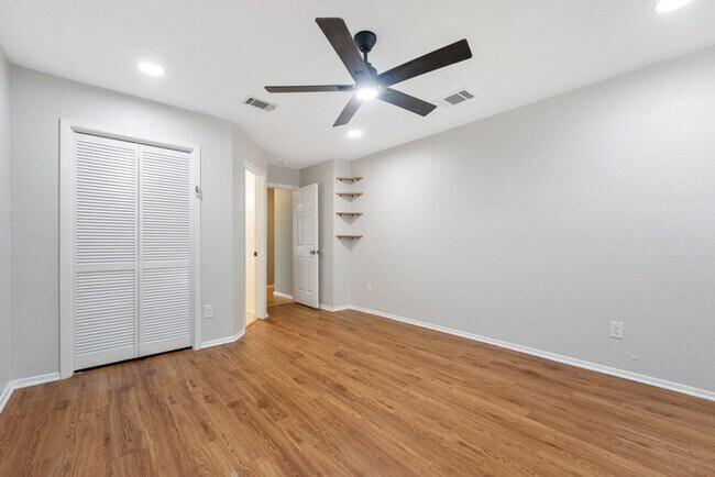 Building Photo - 9005 Curlew Dr