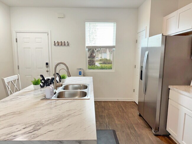 Building Photo - Furnished Townhome conveniently located!