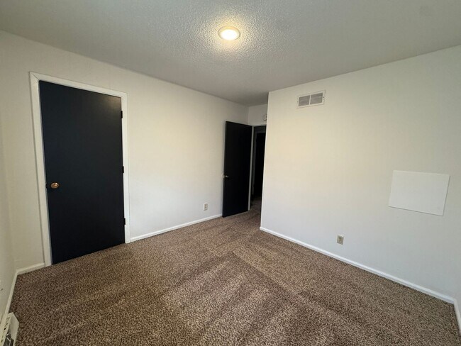 Building Photo - 560 NE Park Ln