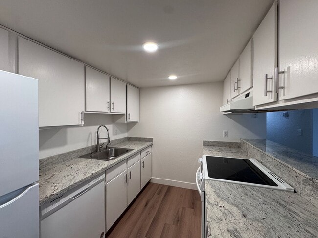 Building Photo - 5950-5952 Merrywood Dr