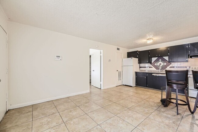 Building Photo - 1 Bedroom 1 Bathroom Condo Minutes from Th...