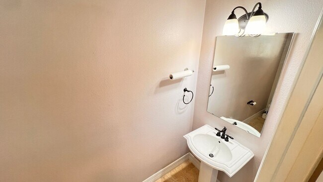 Building Photo - Charming 3-Bedroom Townhome in Oviedo – La...