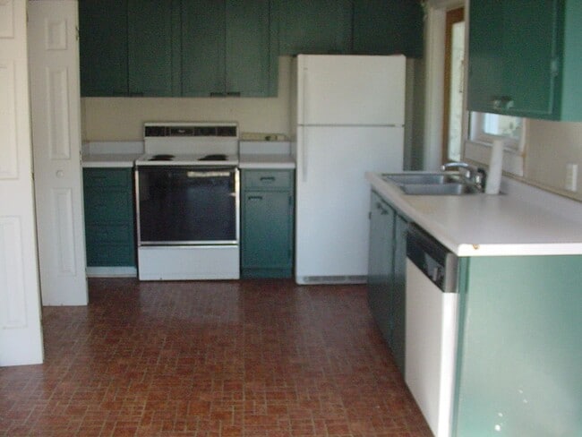 Building Photo - 3 BR, 2 BA House