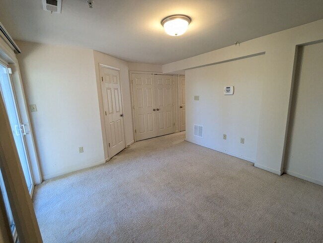 Building Photo - 3 Level End Unit townhouse available mid O...