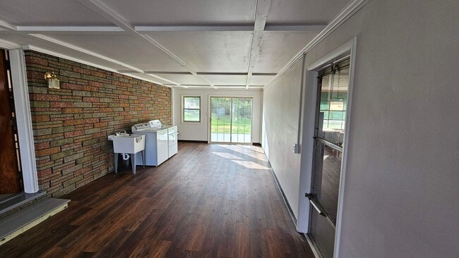 Building Photo - Large 3 Bedroom on Two Acres!