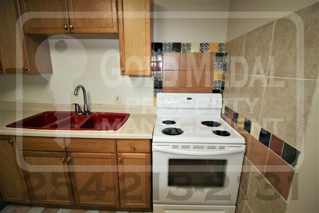 Building Photo - Your New Home Awaits At 1208 E Ave. H!