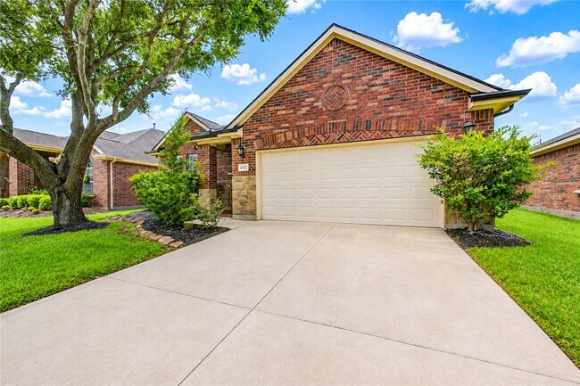 Building Photo - 22027 Field Green Dr