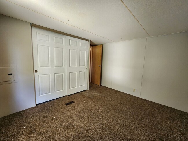 Building Photo - 2 Bedroom 2 Bathroom W/ Storage in family friendly neighborhood!