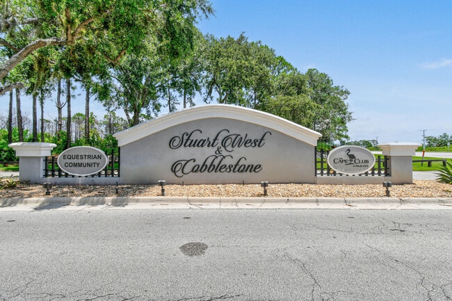 Building Photo - 3251 SW Holly Ln